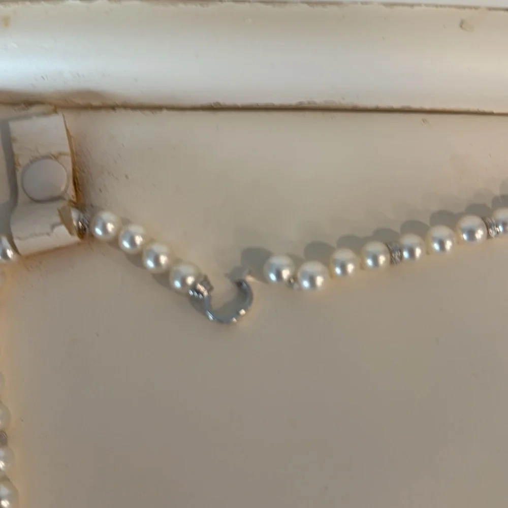 Vintage 20 inch high quality costume pearl necklace.
FINAL MARKDOWN. - Picture 5 of 11